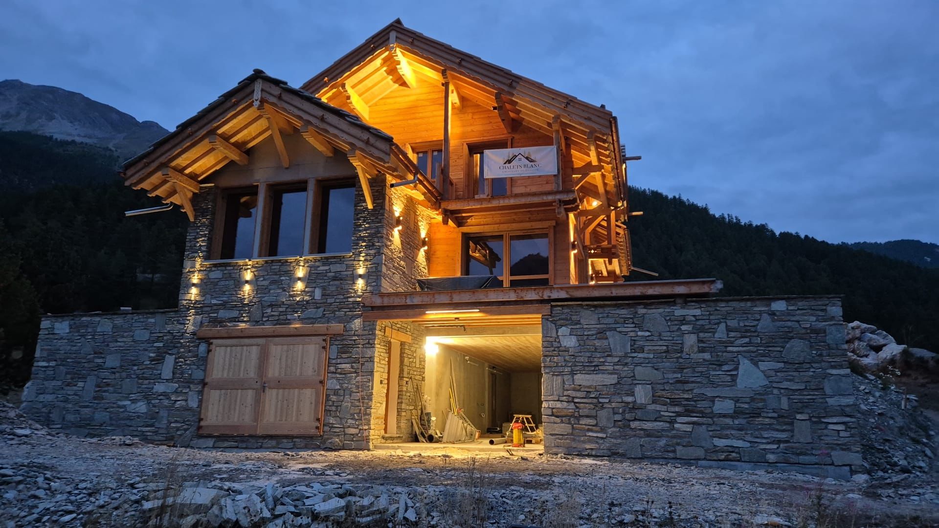 Construction de Chalet neuf artisan spécialiste charpentier taille à la main sur mesure